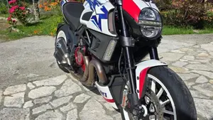 Ducati Diavel 1200 Carbon (2010 - 13)  (2)