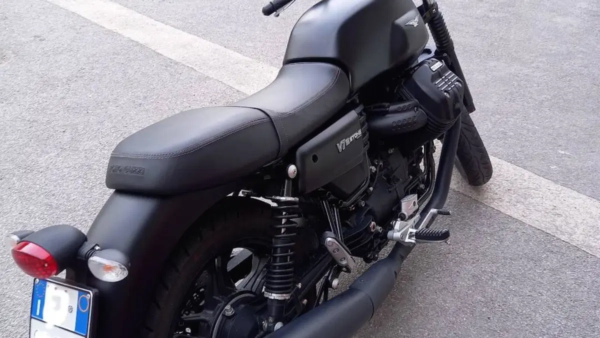Moto Guzzi V7 III Stone (2017 - 20)  (2)