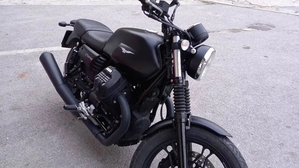 Moto Guzzi V7 III Stone (2017 - 20)  (3)