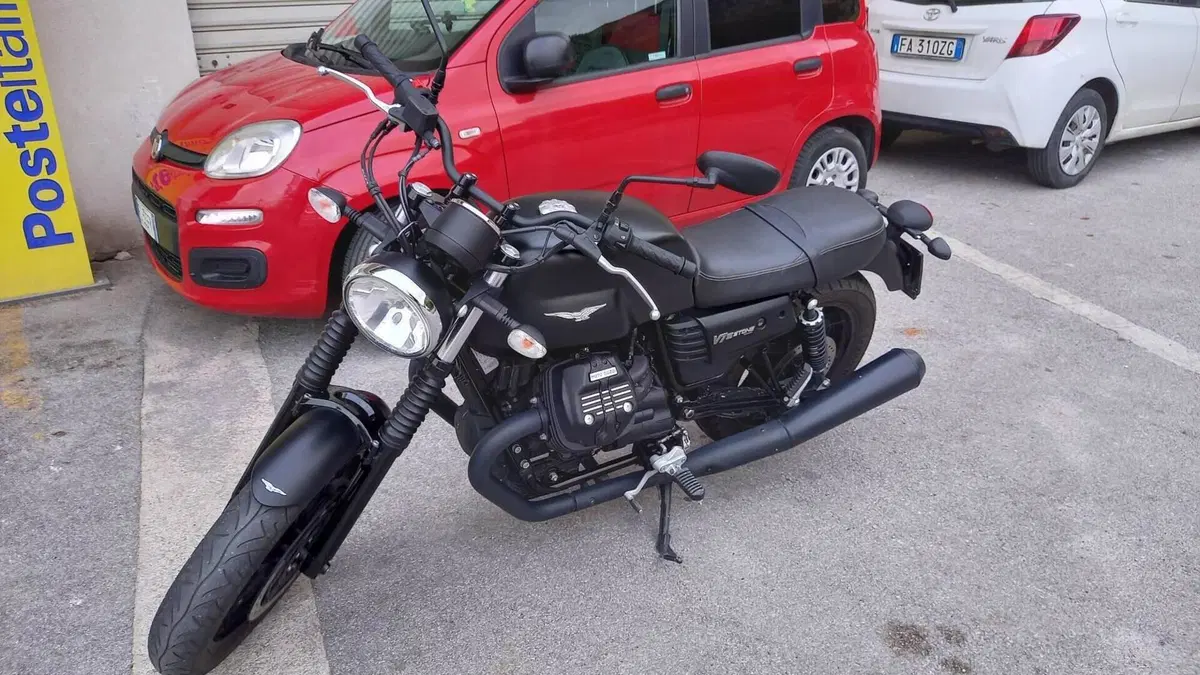 Moto Guzzi V7 III Stone (2017 - 20)  (4)