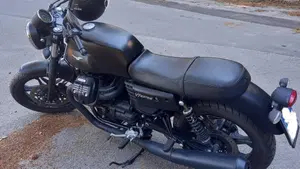 Moto Guzzi V7 III Stone (2017 - 20)  (5)