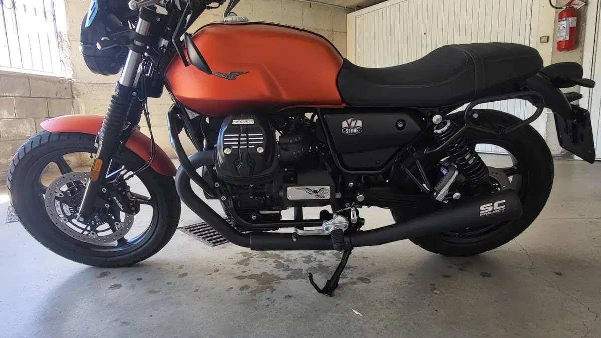 Moto Guzzi V7 Stone (2021 - 24)  (2)