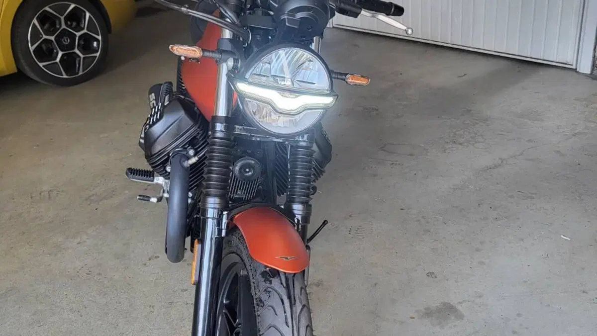 Moto Guzzi V7 Stone (2021 - 24)  (5)