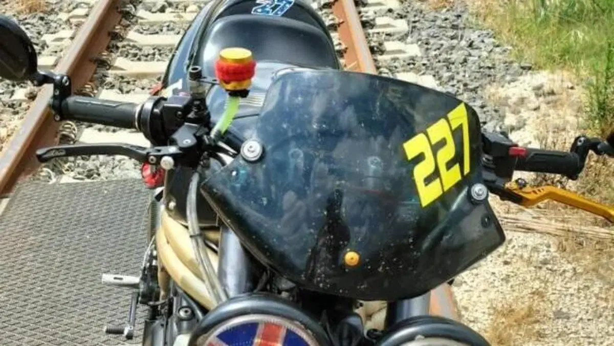 Triumph Speed Triple 955 (1998 - 01)  (7)