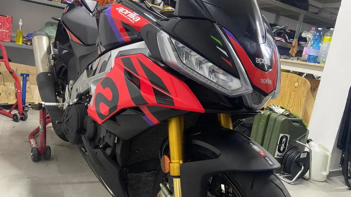 Aprilia Tuono V4 Factory (2021 - 24)  (4)