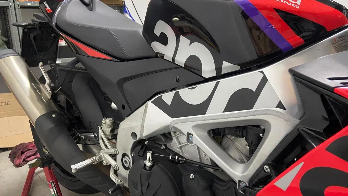 Aprilia Tuono V4 Factory (2021 - 24)  (7)