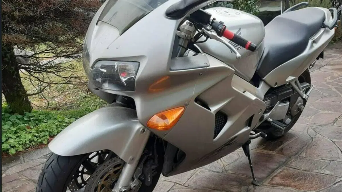 Honda VFR 800 (1998 - 01)  (6)