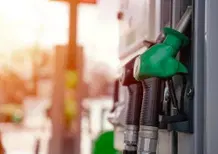 Pieni a rischio, prezzi fantasma e benzina "annacquata": l'incubo di chi viaggia in moto