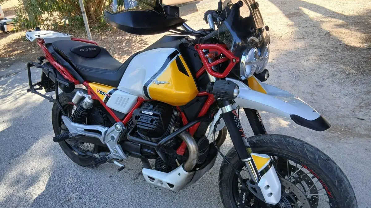Moto Guzzi V85 TT Evocative Graphics (2019 - 20) 