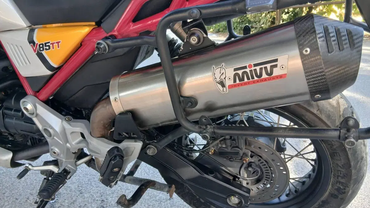 Moto Guzzi V85 TT Evocative Graphics (2019 - 20)  (4)