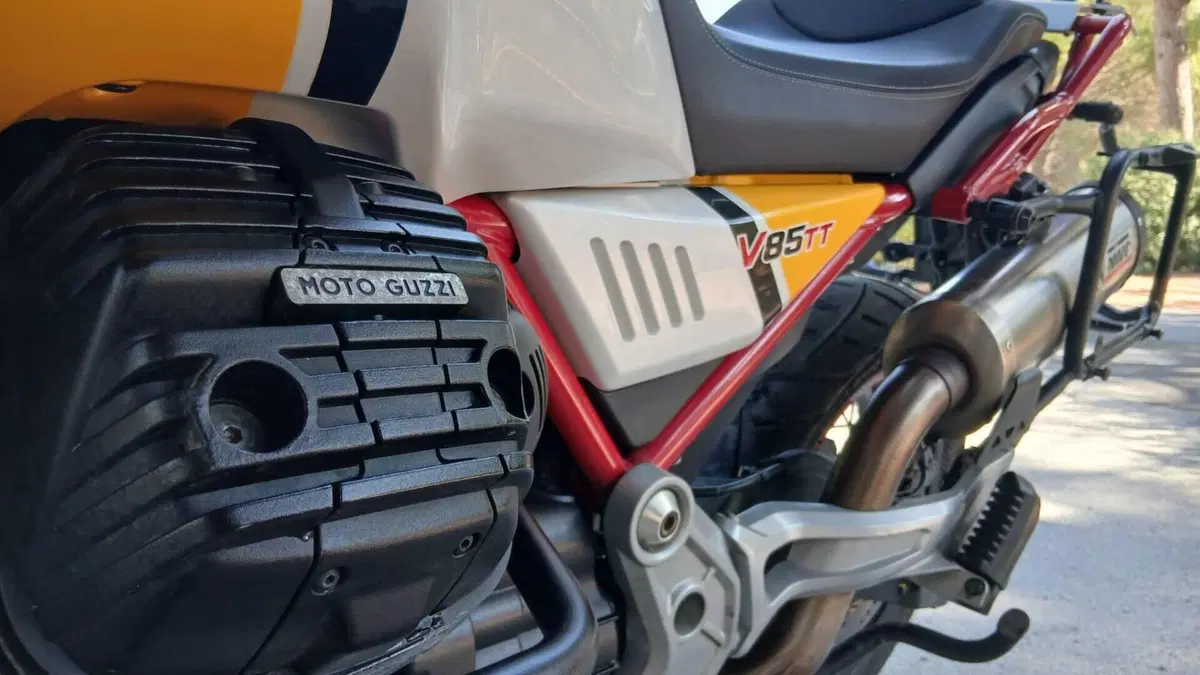 Moto Guzzi V85 TT Evocative Graphics (2019 - 20)  (6)