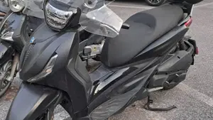 Piaggio Beverly 300 ABS-ASR (2021 - 25)  (2)