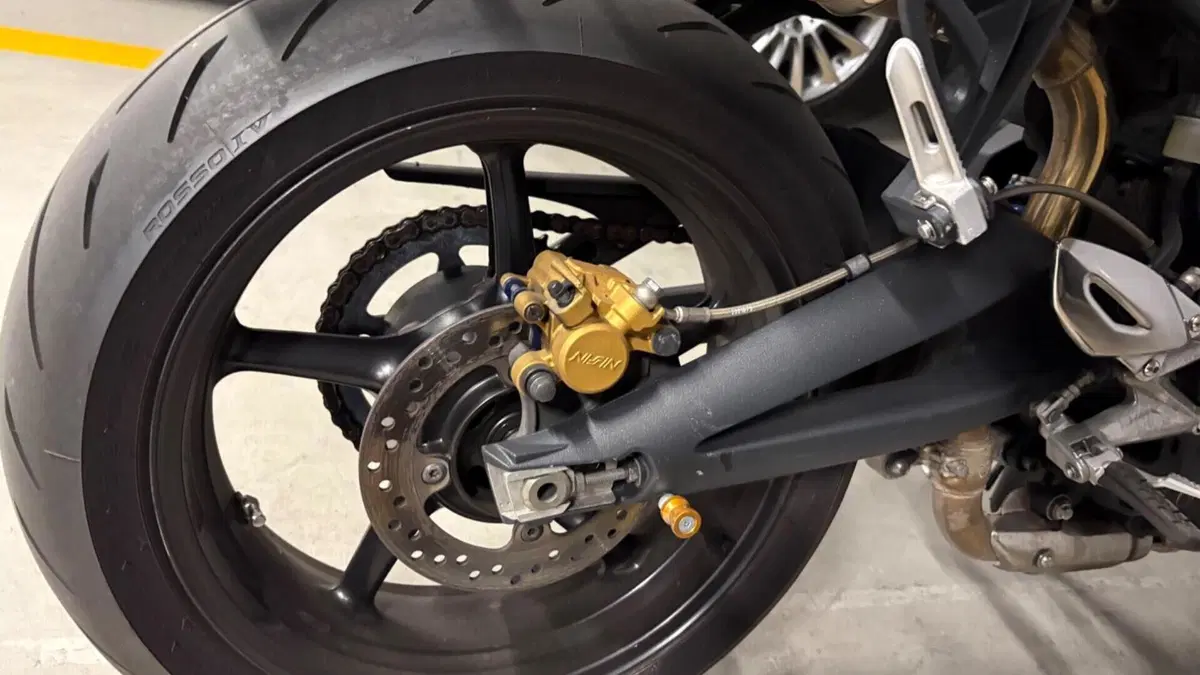 Triumph Street Triple R (2013 - 14)  (2)