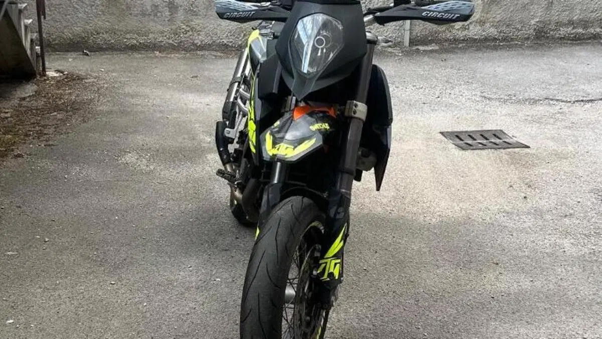 KTM 690 Supermoto  (8)
