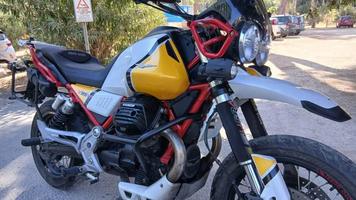 Moto Guzzi V85 TT Evocative Graphics (2019 - 20)  (7)