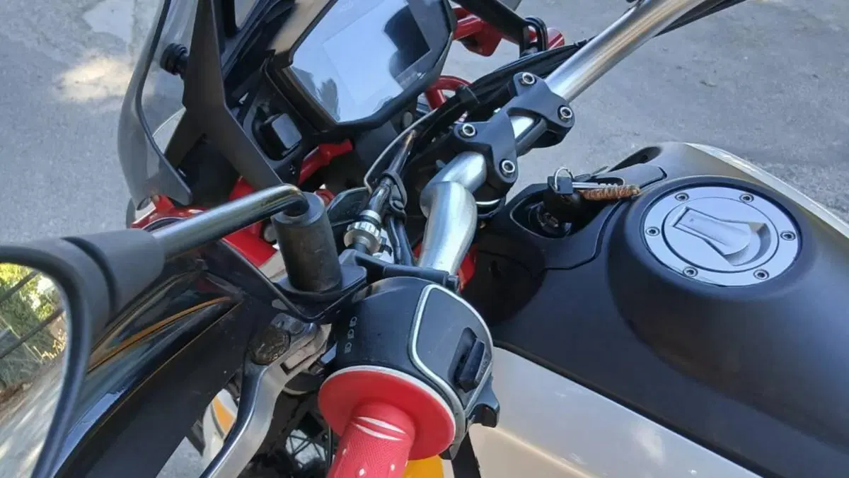 Moto Guzzi V85 TT Evocative Graphics (2019 - 20)  (8)