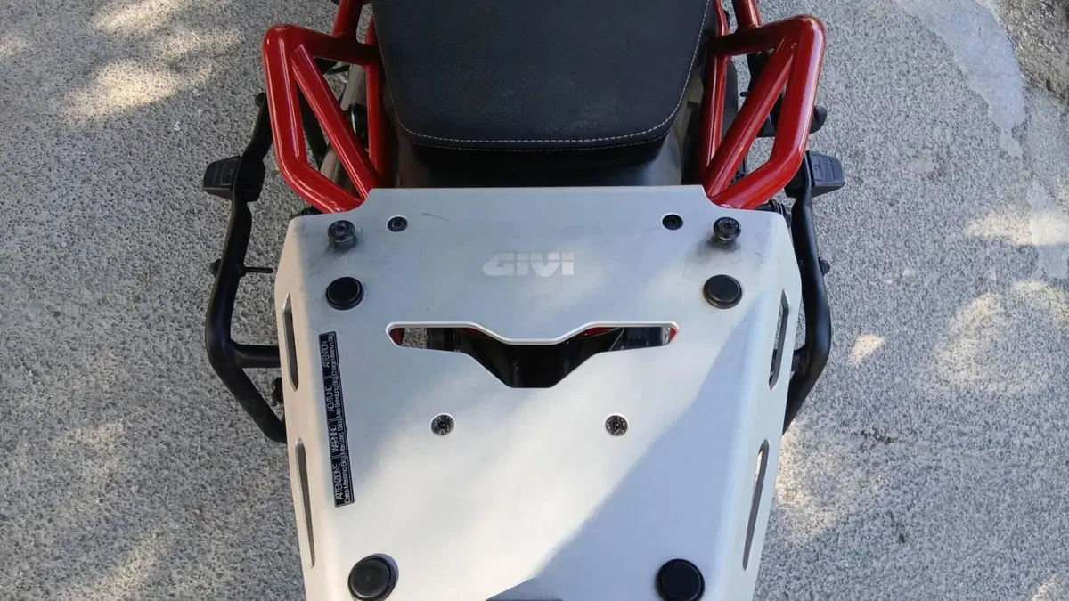 Moto Guzzi V85 TT Evocative Graphics (2019 - 20)  (10)