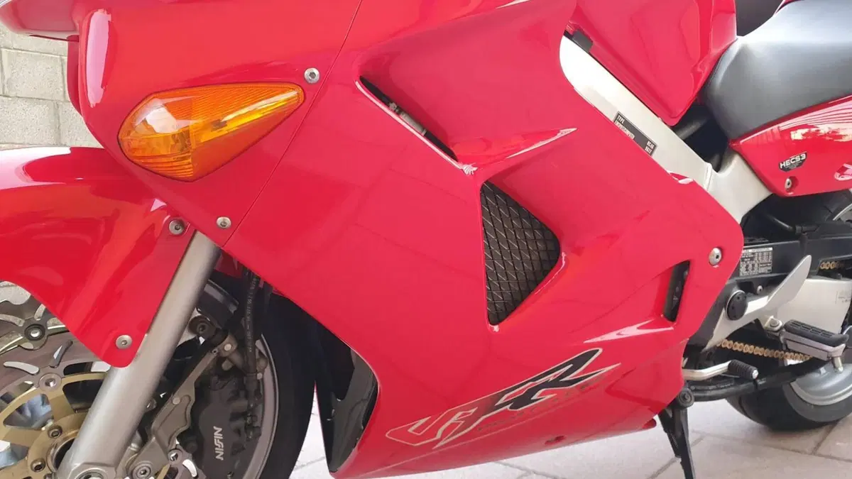 Honda VFR 800 (1998 - 01)  (5)