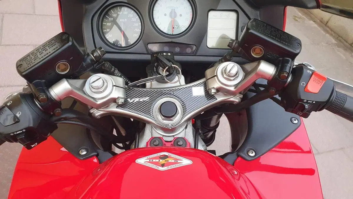 Honda VFR 800 (1998 - 01)  (9)