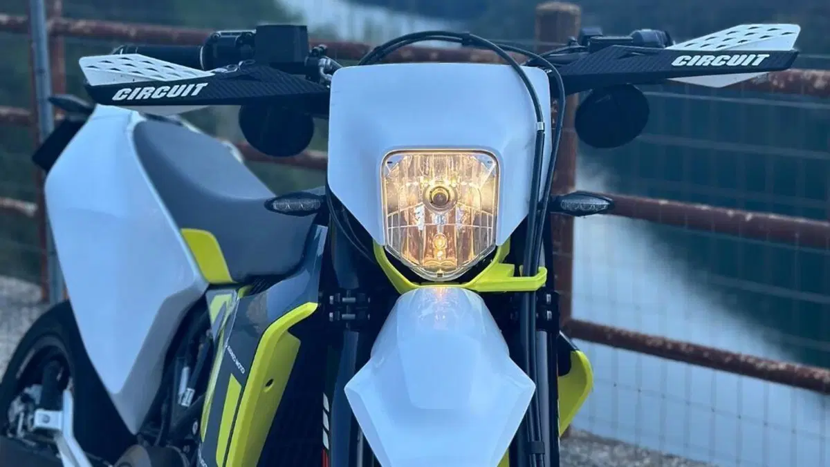 Husqvarna 701 Supermoto (2020)  (2)