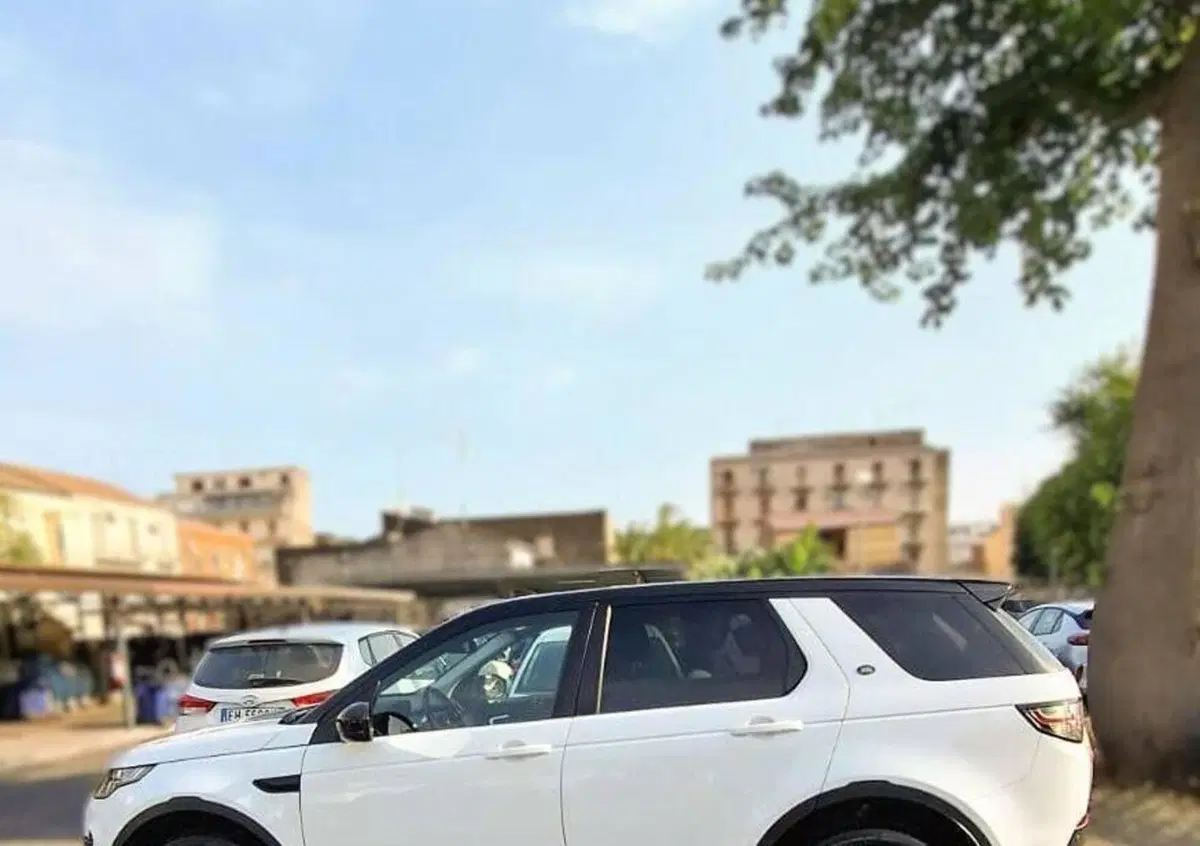 Land Rover Discovery Sport 2.2 TD4 HSE (6)