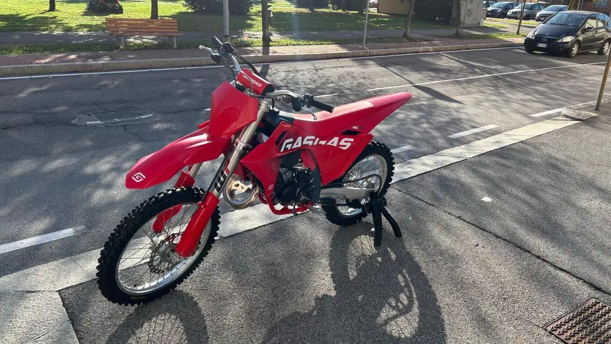 GASGAS MC 125 (2025)  (2)