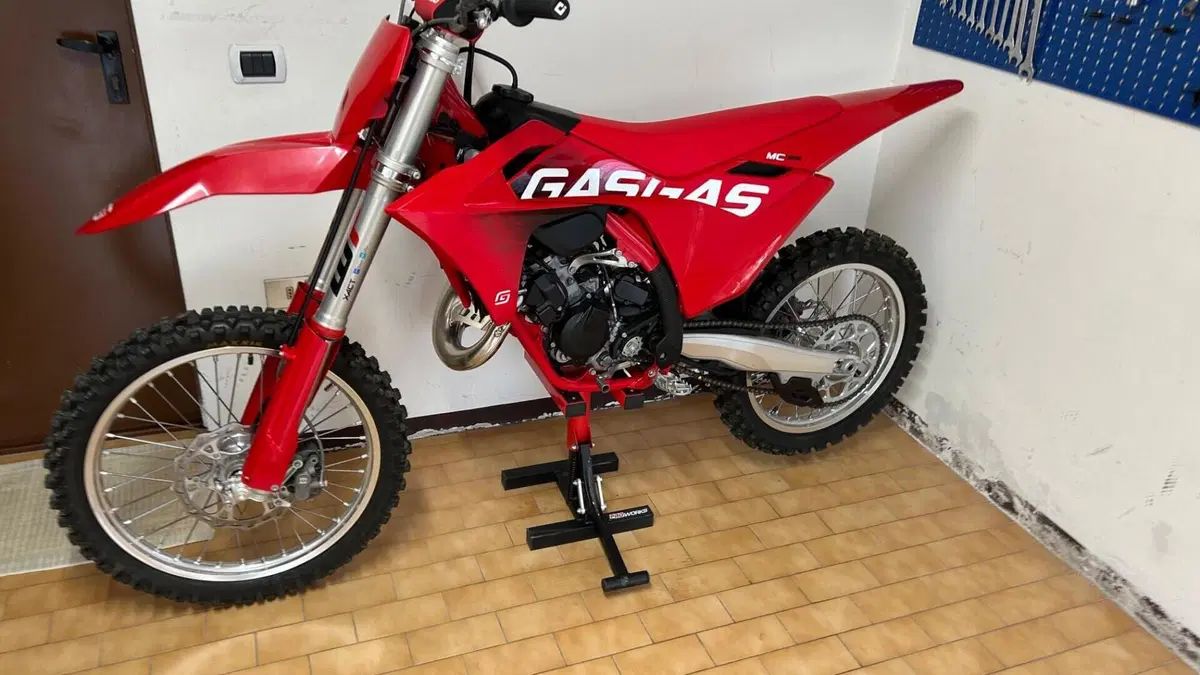 GASGAS MC 125 (2025)  (3)