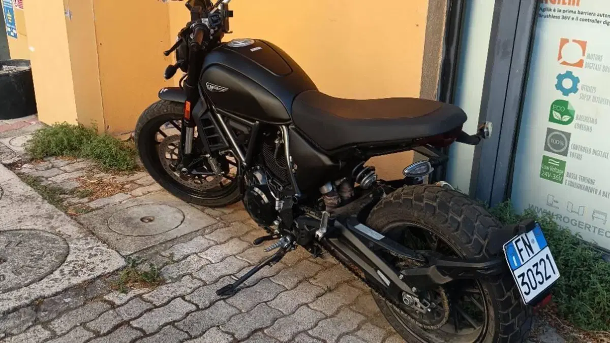 Ducati Scrambler 800 Icon Dark (2025 - 26) 