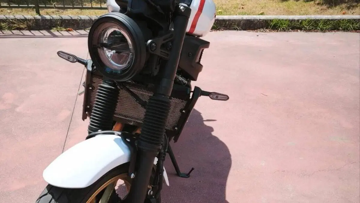 Yamaha XSR 700 XTribute (2022 - 24)  (3)