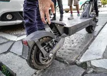 Tredicenne sfreccia su monopattino truccato a Riccione: genitori complici, scatta il sequestro della Polizia