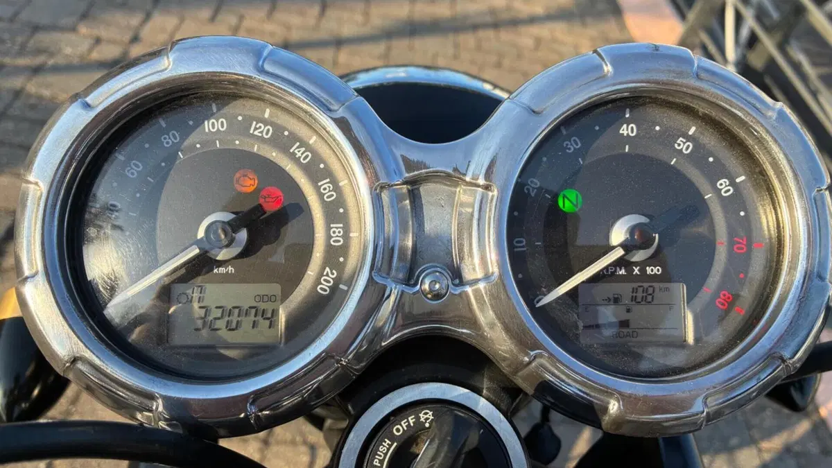 Triumph Bonneville T120 (2016 - 20)  (8)