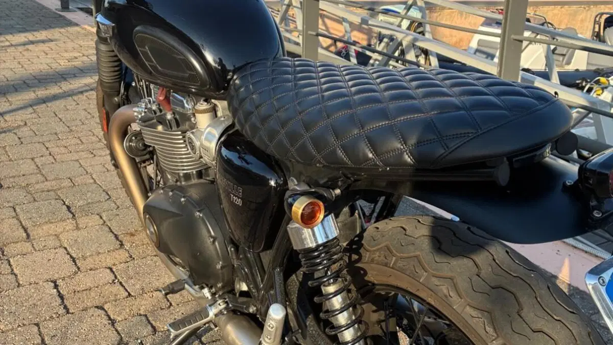 Triumph Bonneville T120 (2016 - 20)  (10)