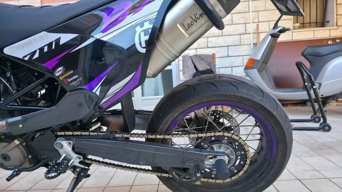 Husqvarna 701 Supermoto (2020)  (3)