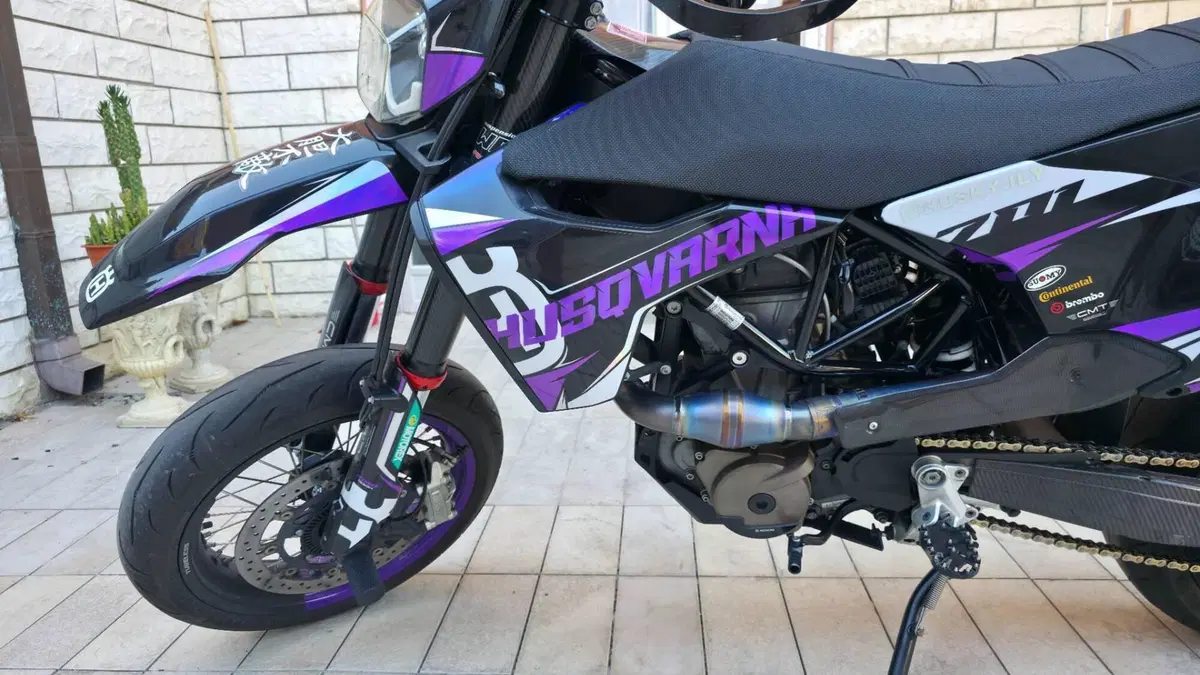 Husqvarna 701 Supermoto (2020)  (4)