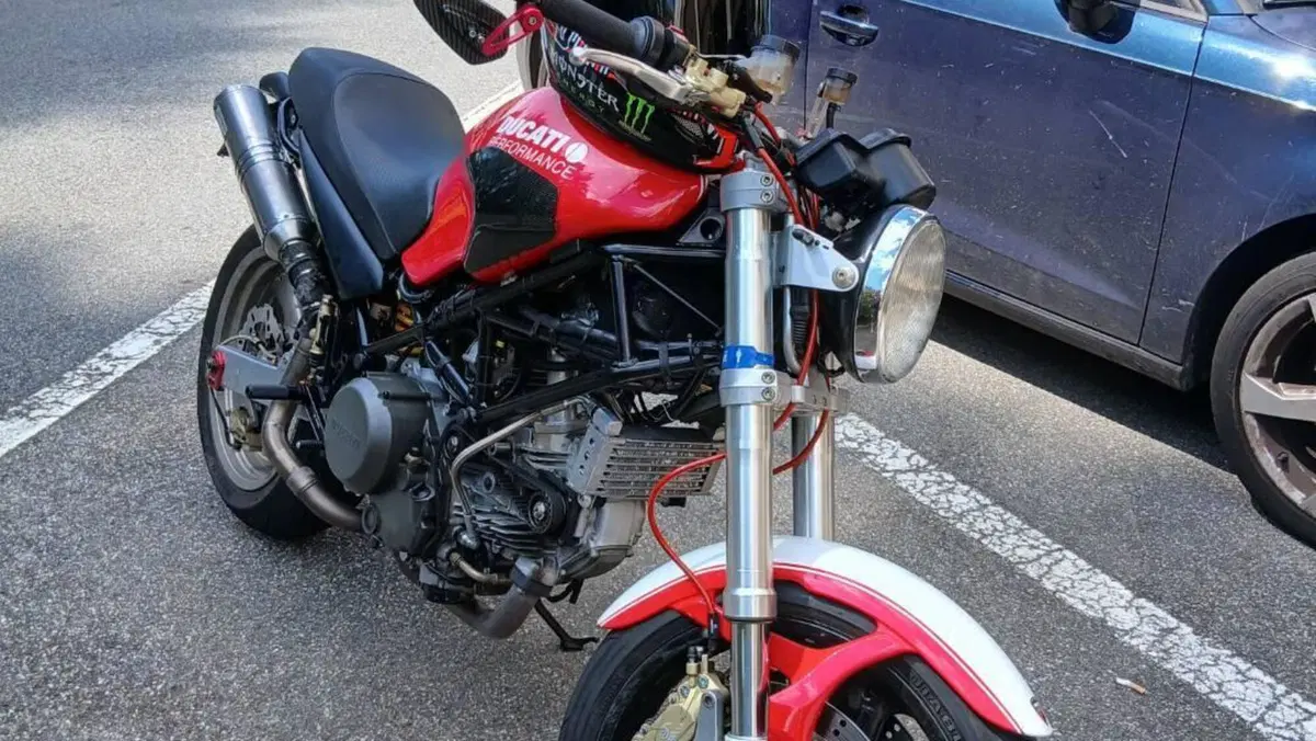 Ducati Monster 750 Dark (1999 - 02)  (3)