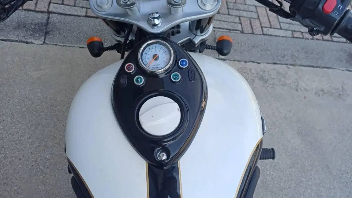 Triumph Speedmaster (2003 - 05)  (11)