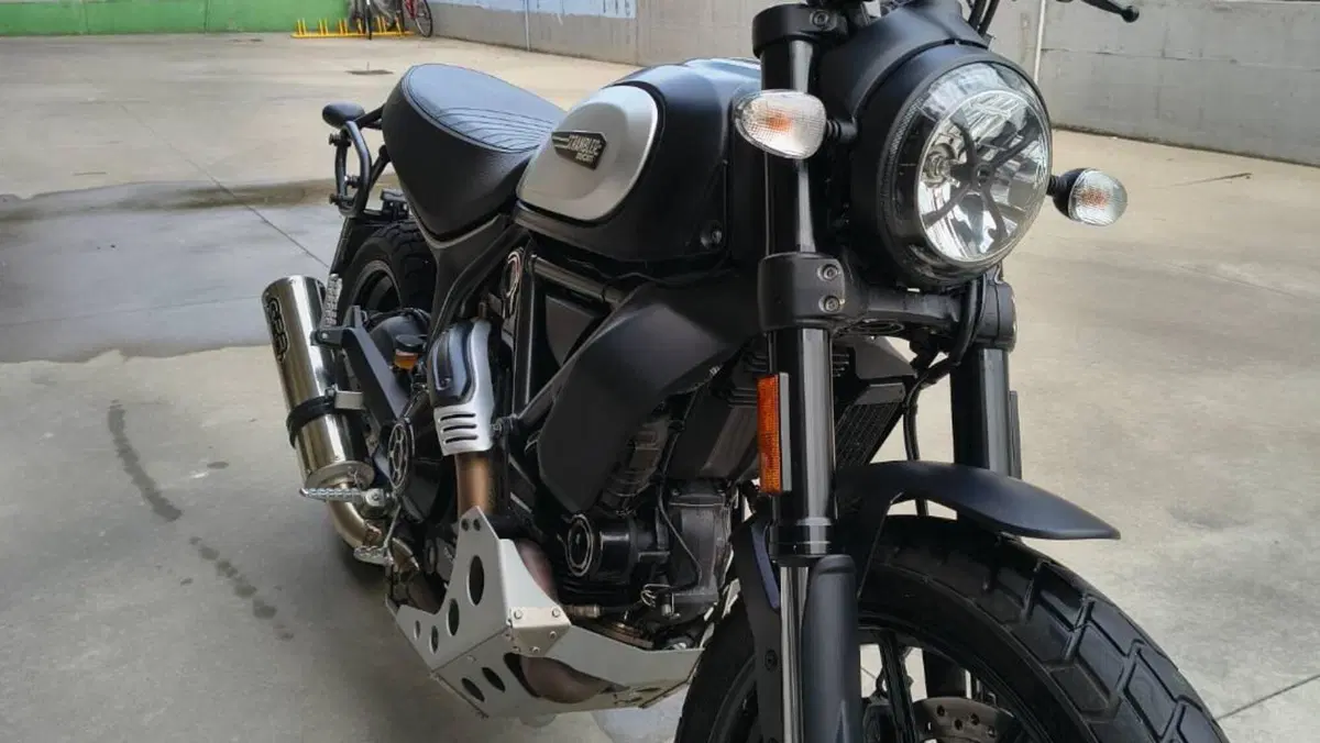 Ducati Scrambler 800 Icon Dark (2021 - 22) 