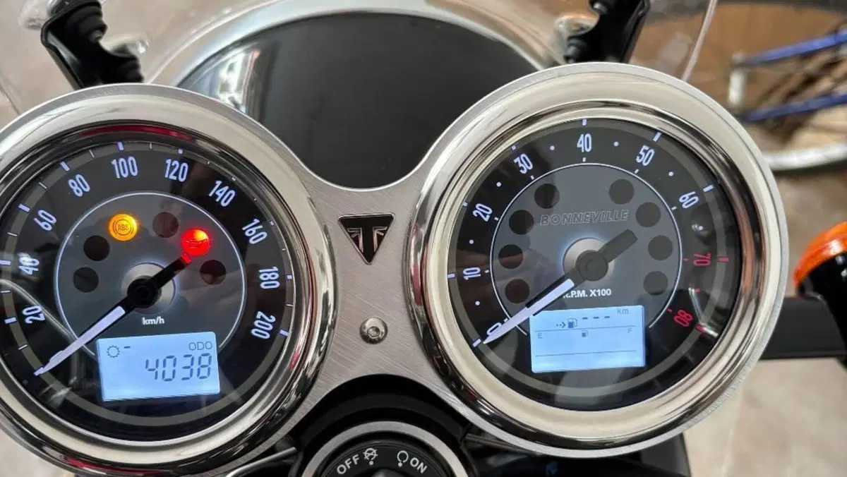 Triumph Bonneville T100 (2021 - 25)  (8)