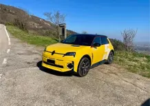 Renault 5 E-Tech, primo aggiornamento: cresce l'autonomia e arrivano i cerchi in stile Clio Williams