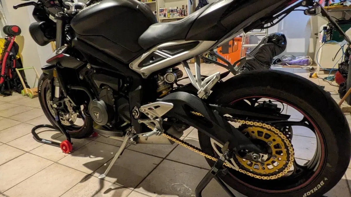 Triumph Street Triple RS (2017 - 19)  (2)