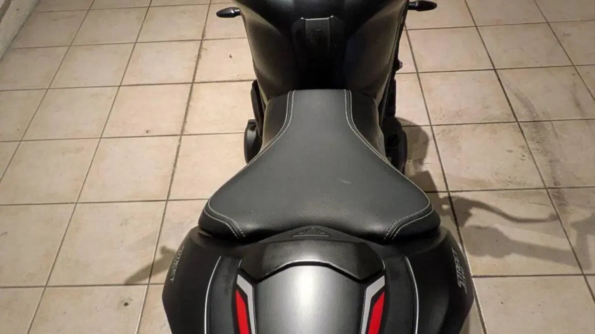 Triumph Street Triple RS (2017 - 19)  (8)