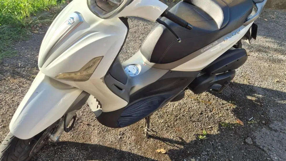 Piaggio Beverly 350 SportTouring ie (2011 - 15)  (2)