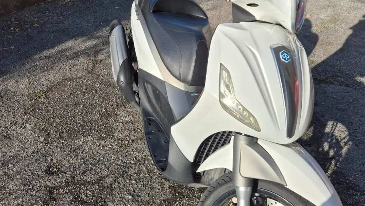 Piaggio Beverly 350 SportTouring ie (2011 - 15)  (3)