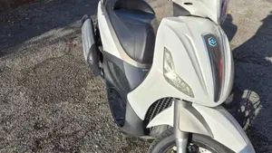 Piaggio Beverly 350 SportTouring ie (2011 - 15)  (3)