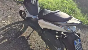 Piaggio Beverly 350 SportTouring ie (2011 - 15)  (4)