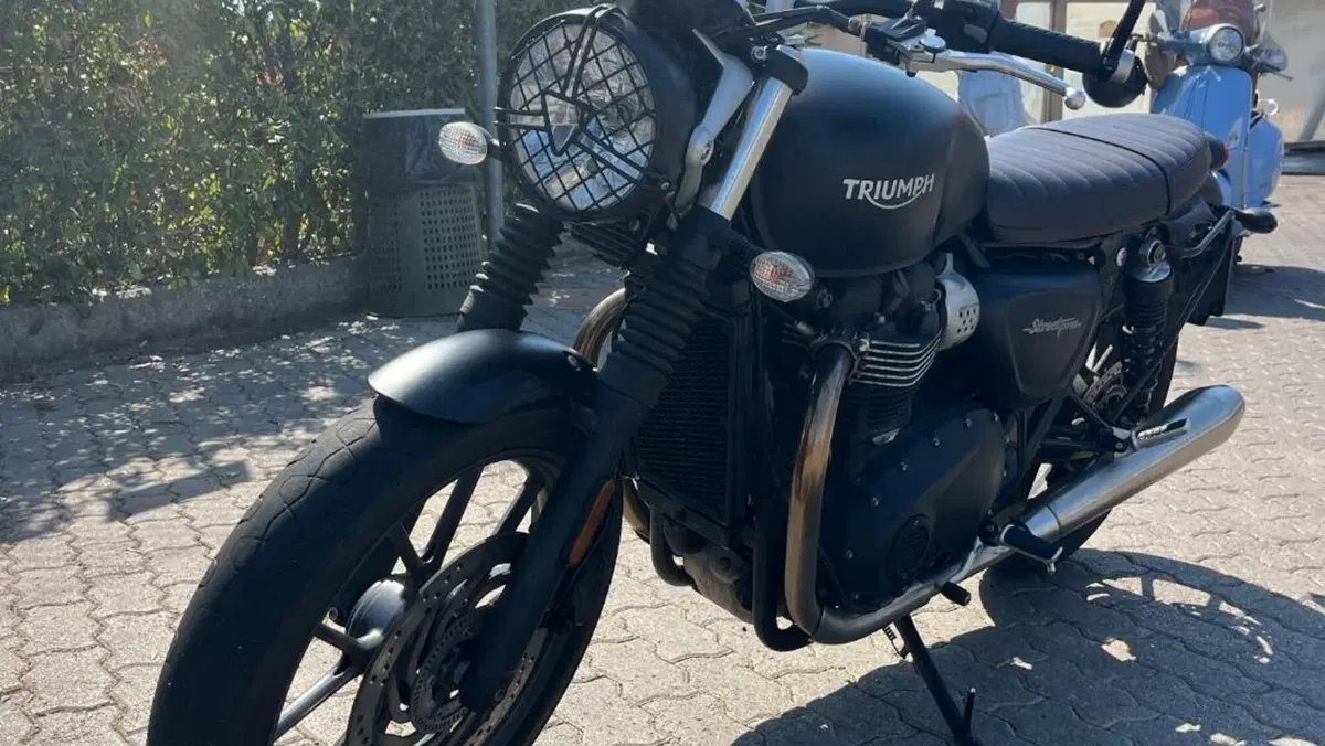 Triumph Street Twin 900 (2017 - 18)  (2)