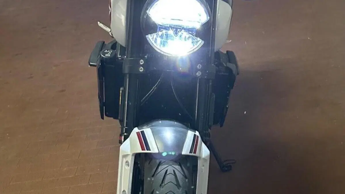 Triumph Trident 660 Triple Tribute Edition (2024)  (2)
