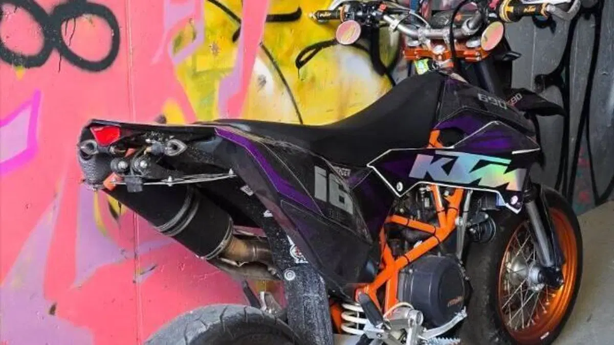 KTM 690 Supermoto  (2)