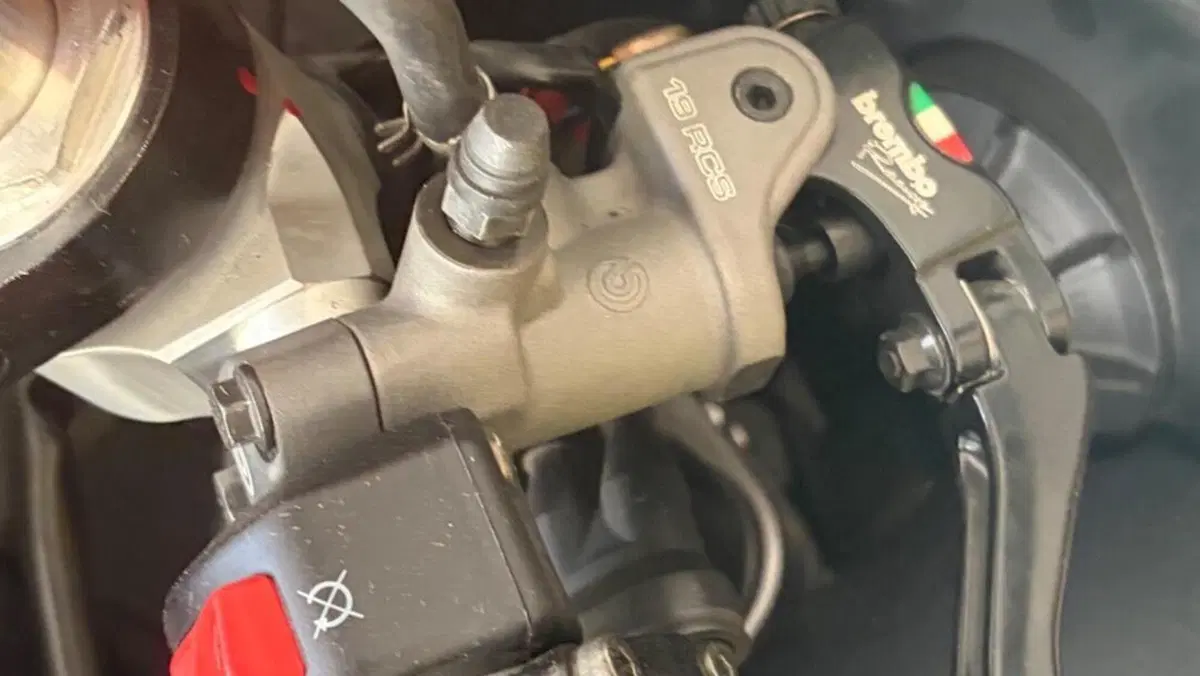 Yamaha YZF R6 (2006 - 07)  (8)