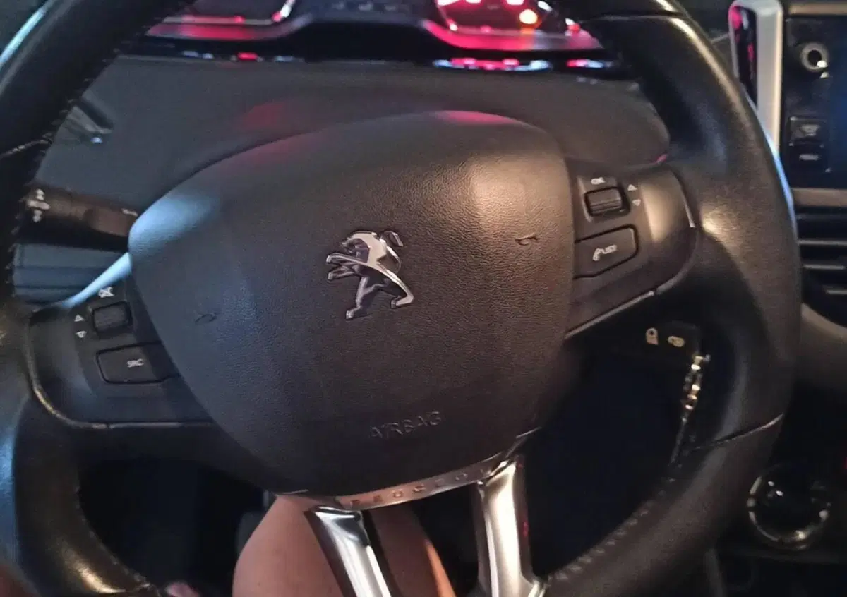 Peugeot 208 82 5 porte Allure (12)